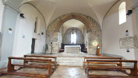 vista panoramica dell' interno della chiesa a Monteriggioni