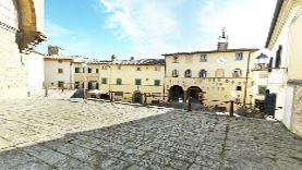 Vista panoramica di Radda in Chianti: piazza della chiesa