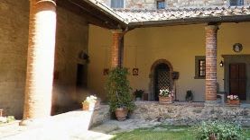 Vista panoramica di Panzano in Chianti: pieve di San Leolino, il chiostro