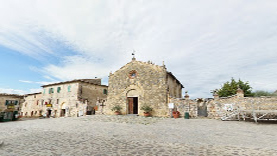 vista panoramica di Monteriggioni: la piazzetta